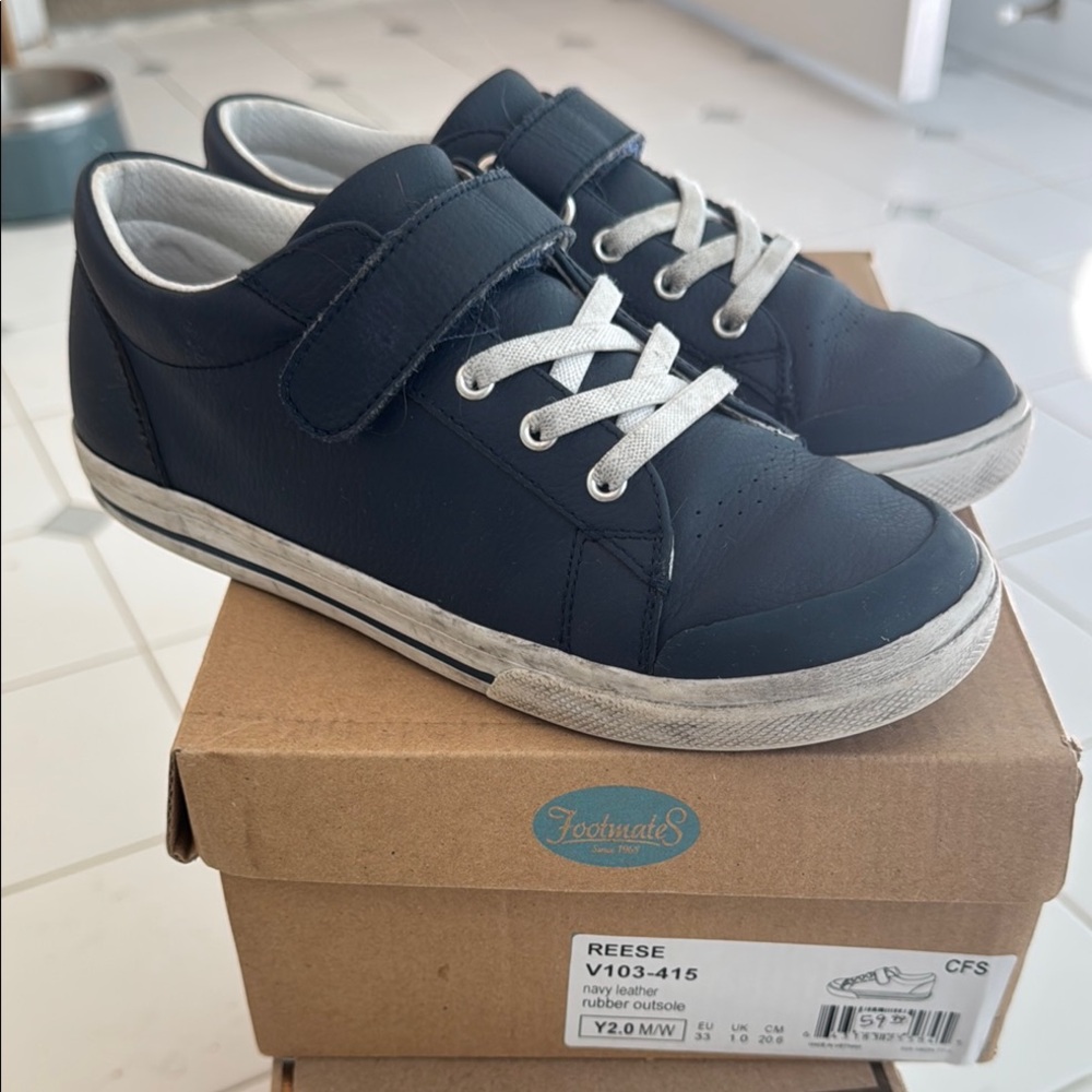 FootMates Reese navyBlue and White Sneakers Classic Design
